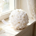 bouquet roses artificielles mariage blanc argenté rubans satinés scintillantes tissu classique