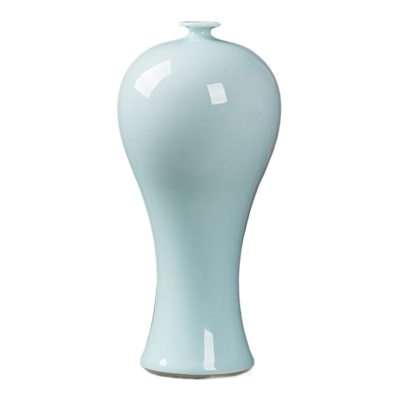 Un vase décoratif de couleur bleu-vert pâle avec une forme élégante et un beau lustre.