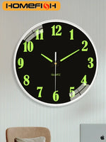 horloge murale moderne fond noir cadres blancs aiguilles vert fluo números blancos lignes blanches