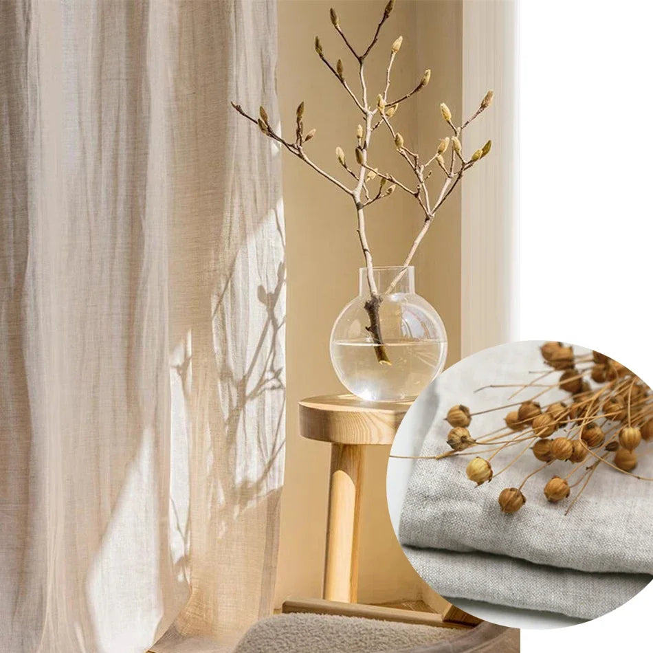 Rideau en lin gris clair dans une chambre à coucher moderne
