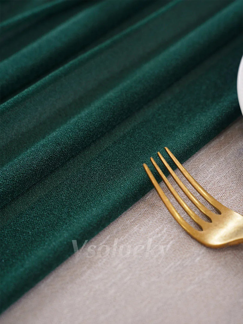 Chemin de table vert foncé avec assiettes blanches