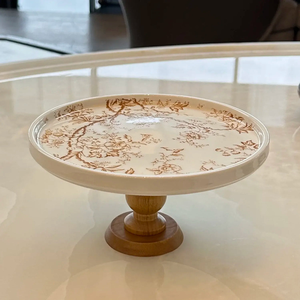 plateau gâteau céramique motif floral vintage pied bois marron clair décoration servir gâteaux fruits