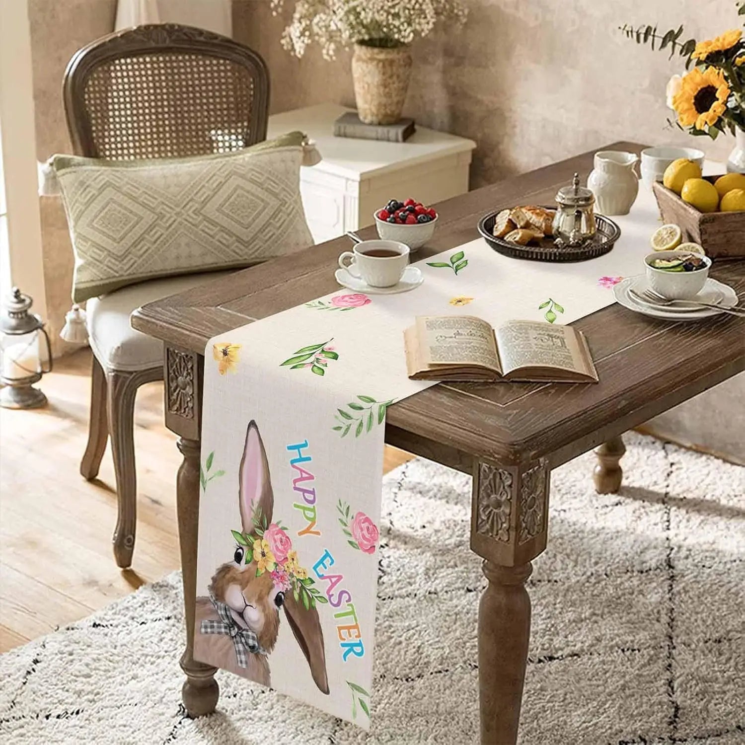 Une table de salle à manger rustique avec de beaux objets de décoration et une nappe avec un lapin de Pâques coloré.