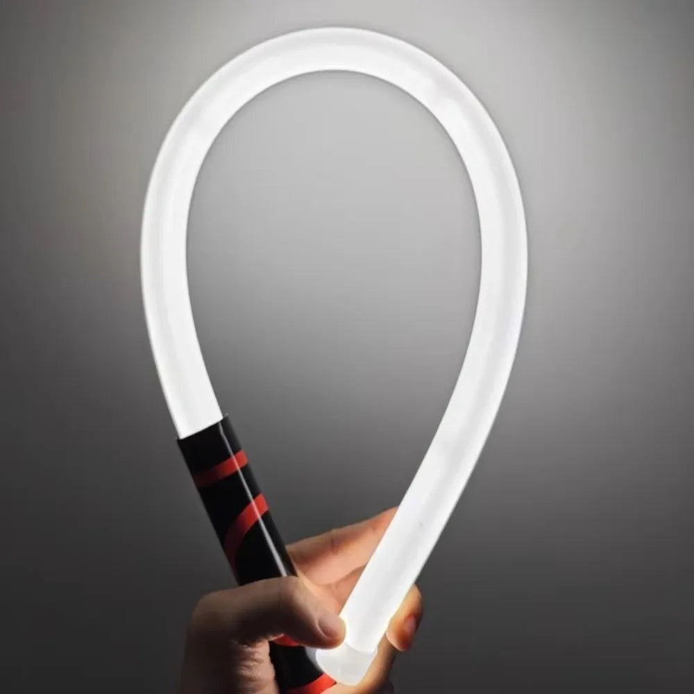 lampe torche flexible blanc rouge noir rayures moderne pratique rechargeable étancheModes luminosité
