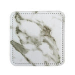 Un porte-carte en cuir blanc veiné avec un motif de marbre gris et blanc.