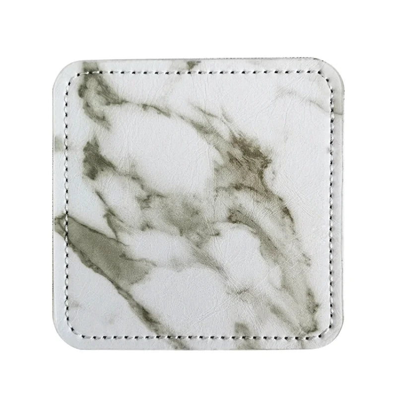 Un porte-carte en cuir blanc veiné avec un motif de marbre gris et blanc.