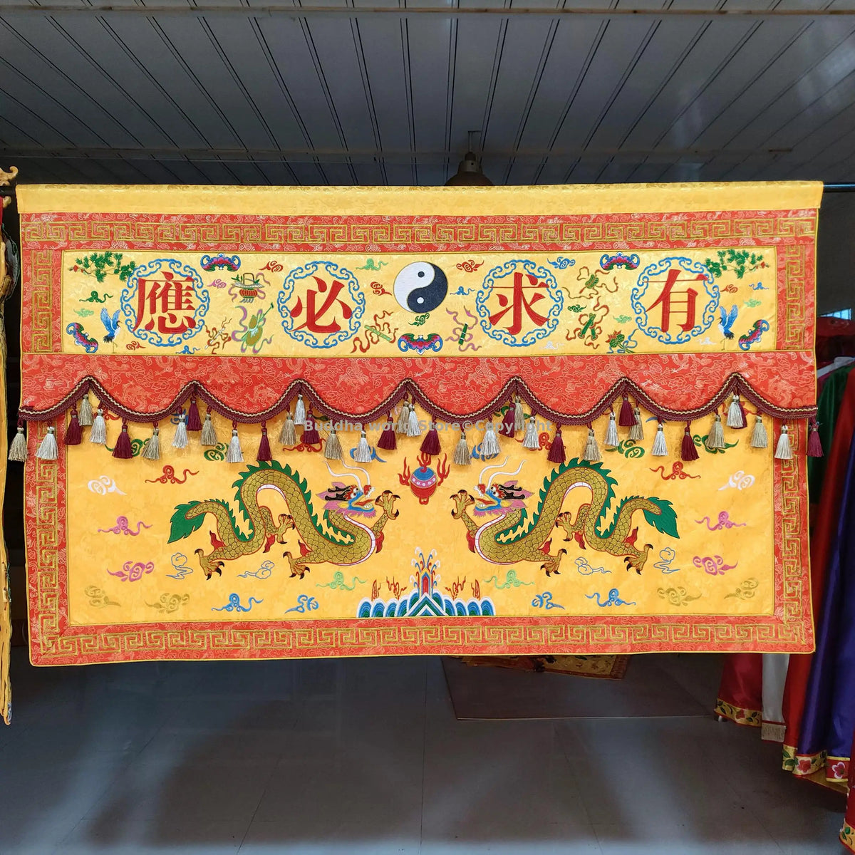 tissu décoratif traditionnel asiatique dragons dorés motifs floraux caractères chinois yin yang franges suspension