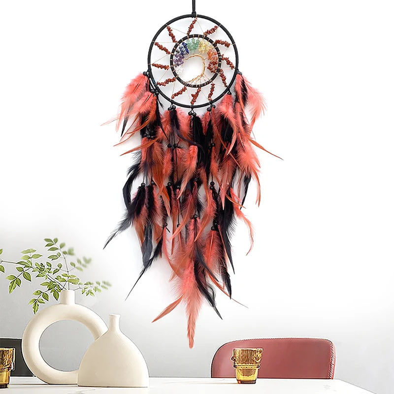 Capteur de rêves avec des plumes rouges et noires, des détails en pierres colorées et un design circulaire suspendu.