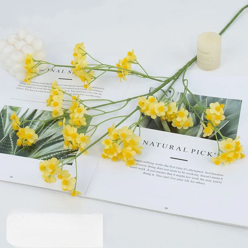 décoration intérieure bouquet fleurs artificielles soie marguerites jaunes blancs vases abstraits