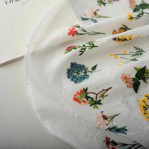 tissu brodé motifs floraux hexagonaux bohème semi transparent noir blanc floral decoration