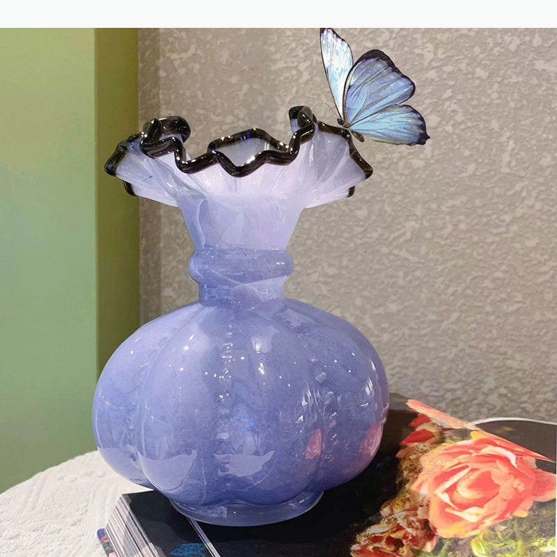 vase moderne transparent motifs floraux blanc rose bleu violet élégant décoration table arrangement floral