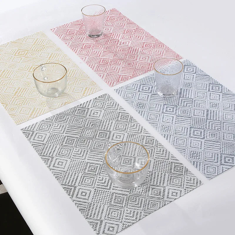 tapis table moderne rouge blanc gris carrés diagonales 45x30cm PVC respectueux environnement