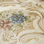 Magnifique tapisserie ornée de fleurs de style baroque, aux couleurs douces et élégantes.