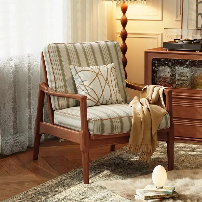 fauteuil relaxation moderne tissu beige vert rayures bois marron clair coussin oreiller plaid