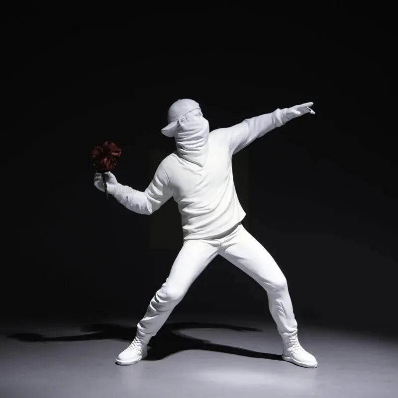 statue moderne banksy lanceur fleurs rouge blanche noire ornement décoration intérieure chambre salon