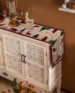 Élégant buffet orné de motifs géométriques et de décorations festives évoquant la période des fêtes, avec un magnifique cerf doré posé sur le dessus.