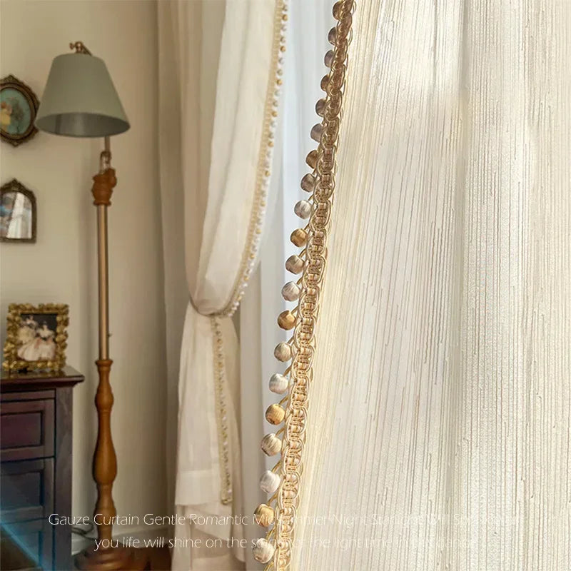 rideau beige clair rayures fines translucide classique rubans dorés pompons chambre salon