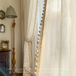 rideau beige clair rayures fines translucide classique rubans dorés pompons chambre salon