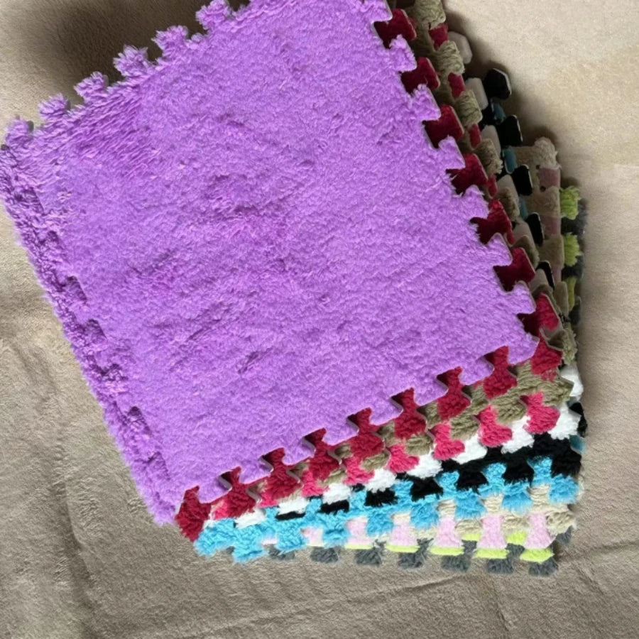 tapis mousse violet bleu rouge blanc carreaux géométriques doux moelleux moderne confortable clips fixation