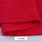 Une serviette rouge vive et douce au toucher, idéale pour les soins de beauté ou le bain.