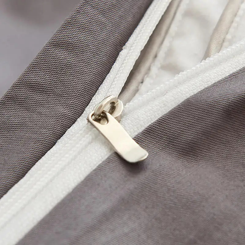Housse de couette blanche pliée montrant son tissu matelassé