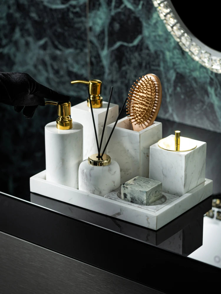 ensemble salle bain marbre blanc doré distributeur savon boîte mouchoirs diffuseur moderne