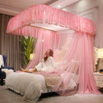 La photo montre une chambre somptueuse avec un grand lit à baldaquin rose, orné de rideaux et de draps blancs, donnant une atmosphère romantique et féminine.