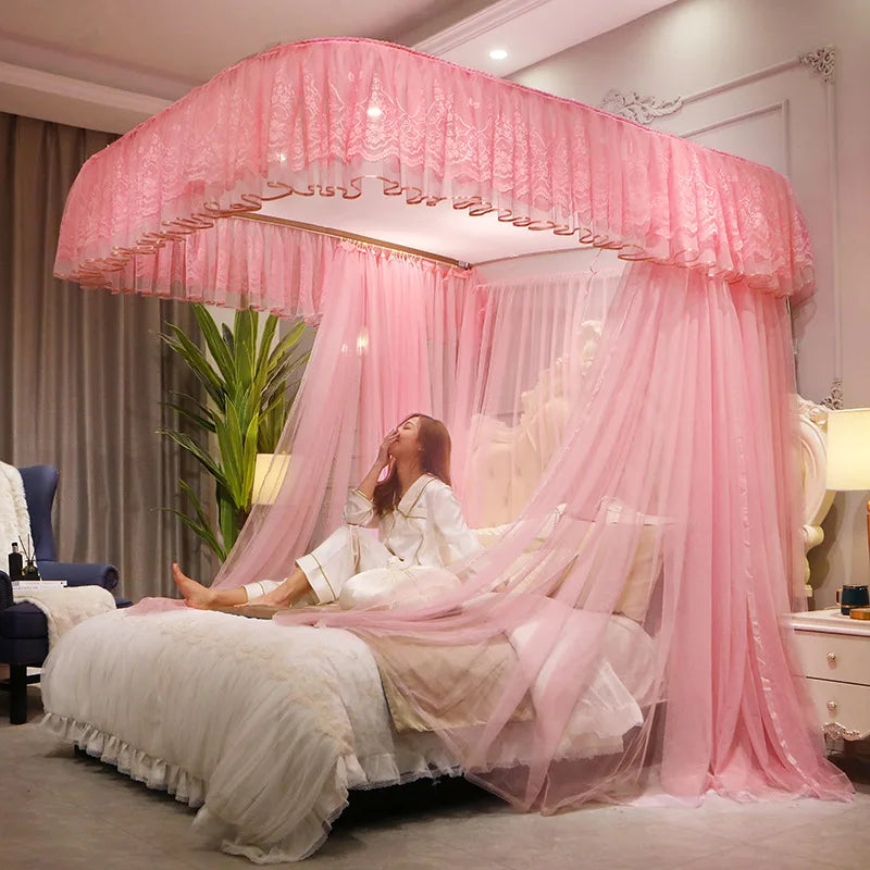 La photo montre une chambre somptueuse avec un grand lit à baldaquin rose, orné de rideaux et de draps blancs, donnant une atmosphère romantique et féminine.