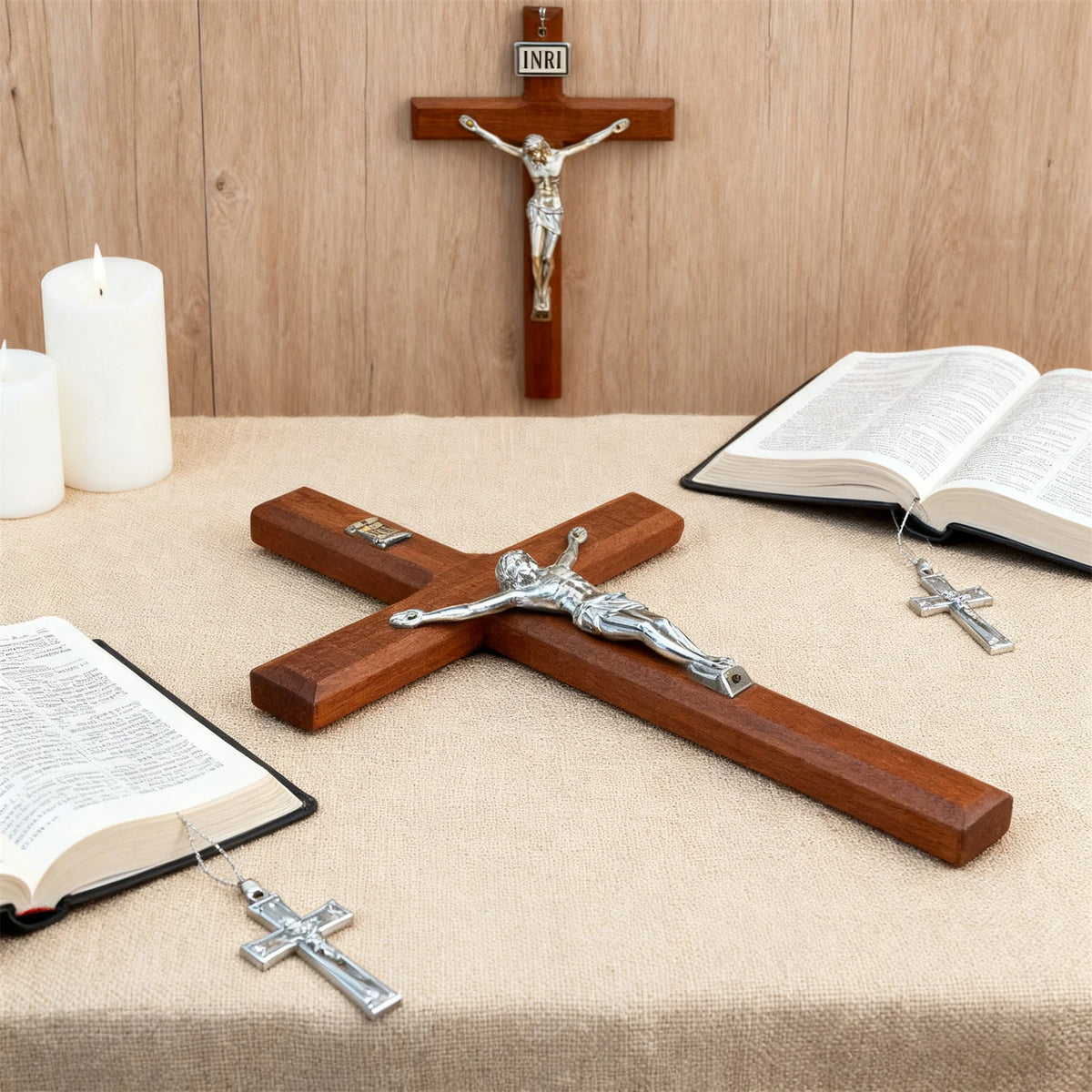croix religieuse bois relief christ argenté décoration murale traditionnelle fixations religieuses médaillons bibles chapelets