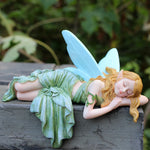 statuette fée dormante résine ailes translucides robe ondulée cheveux bouclés couleur verte bleu clair
