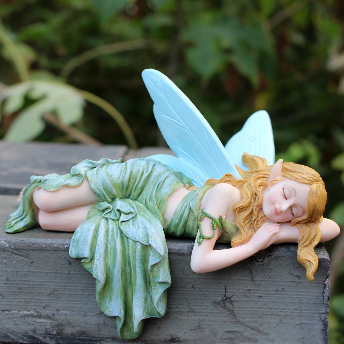 statuette fée dormante résine ailes translucides robe ondulée cheveux bouclés couleur verte bleu clair
