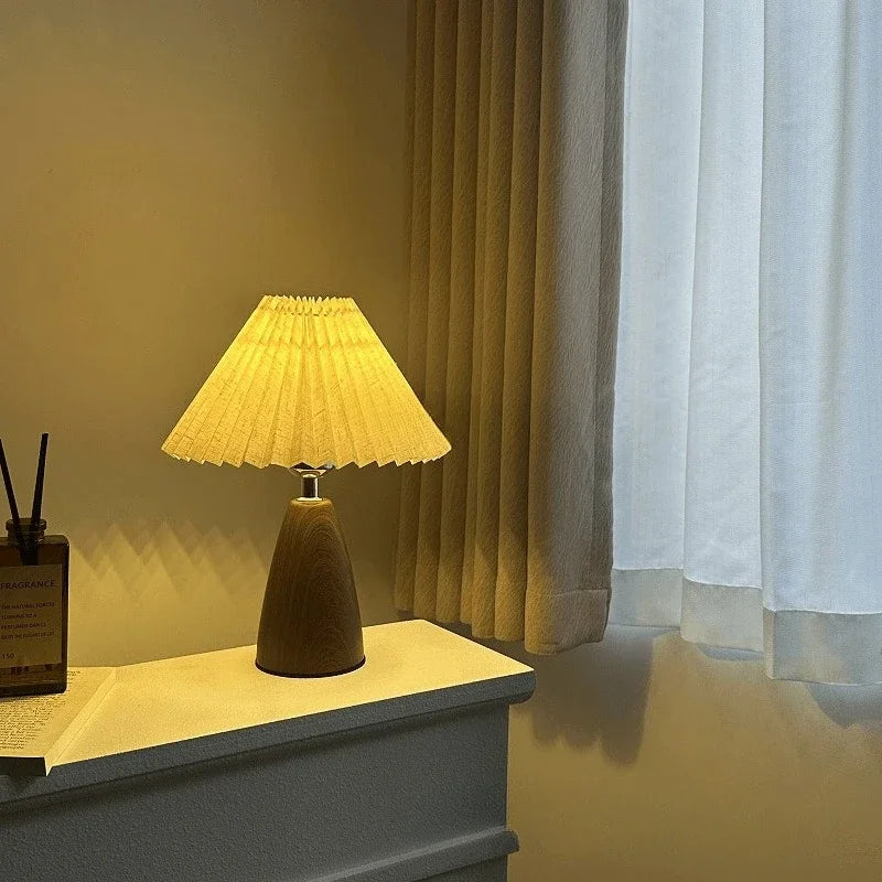 lampe table moderne abat jour plissé tissu brun base bois foncée éclairage chambre coucher