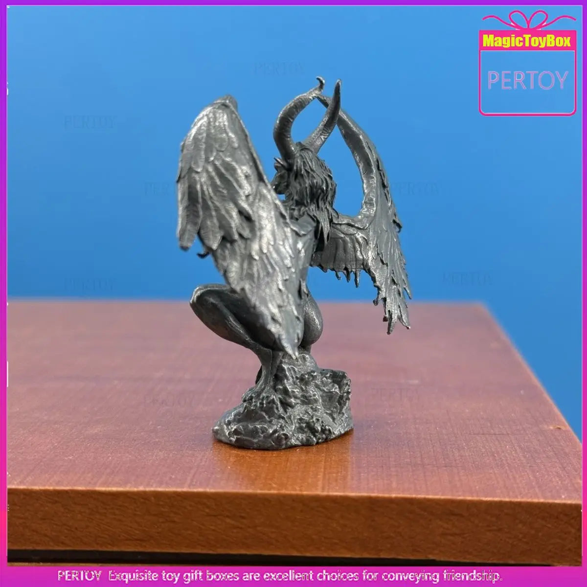 statue décorative créature mythologique féminine cornes ailes gris argent texture rugueuse gothique fantastique demoniaque