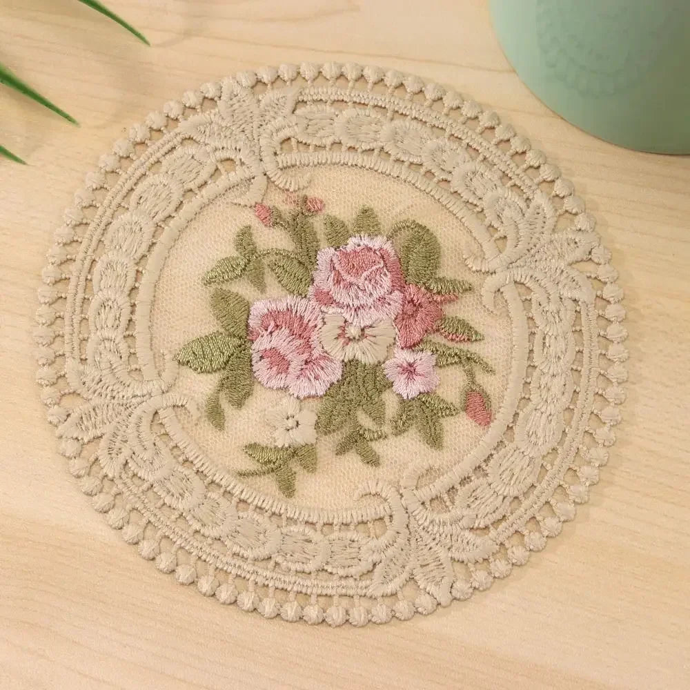 serviettes table brodées fleurs dentelées beige rose vert traditionnelles 12cm respectueuses environnement