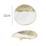 assiettes bijoux blanc or élégantes motifs floraux texture naturelle pieds métalliques almacenamiento joyas