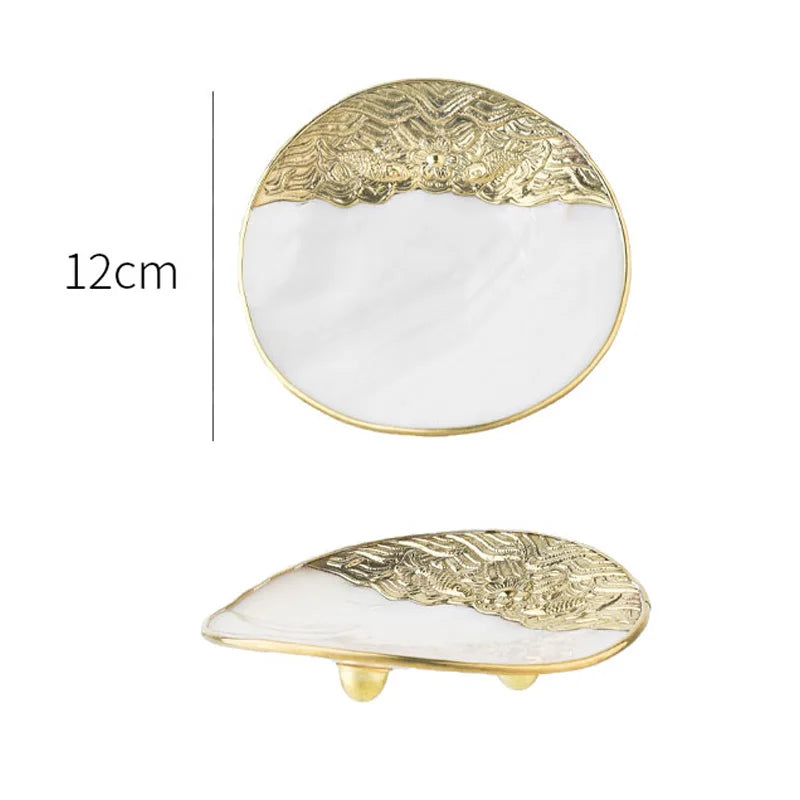 assiettes bijoux blanc or élégantes motifs floraux texture naturelle pieds métalliques almacenamiento joyas