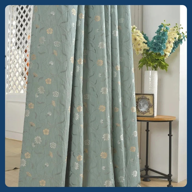 rideau bleu clair motif fleurs dorées classique occultant salon chambre fenêtre maison luxe