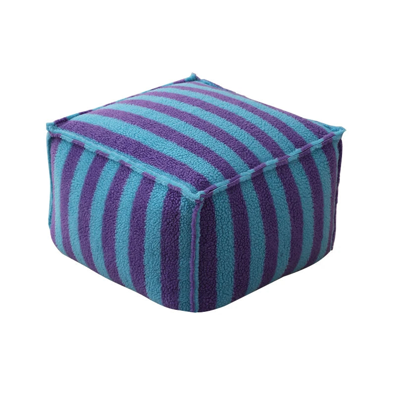 coussin carré laine rayé rouge blanc noir décoration maison confortable siège repos pied