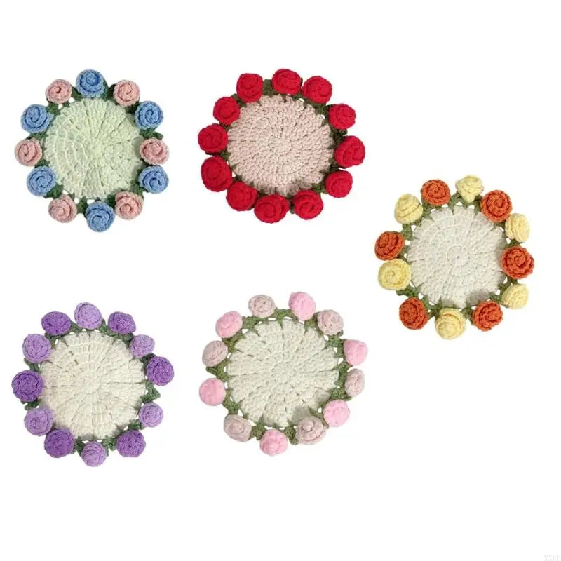 coasters crochetés fleurs roses vase artisanal main d'oeuvre tissu brillant opacité rouge vert beige