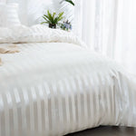 Détail du tissu satiné rayé blanc ivoire
