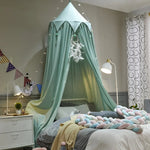 Une chambre d'enfant colorée et accueillante avec un lit à baldaquin et une décoration murale élégante.