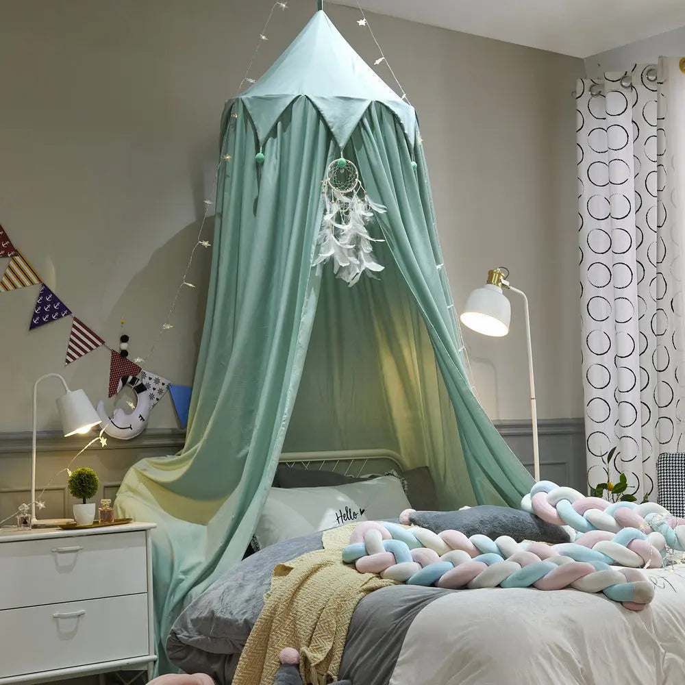 Une chambre d'enfant colorée et accueillante avec un lit à baldaquin et une décoration murale élégante.