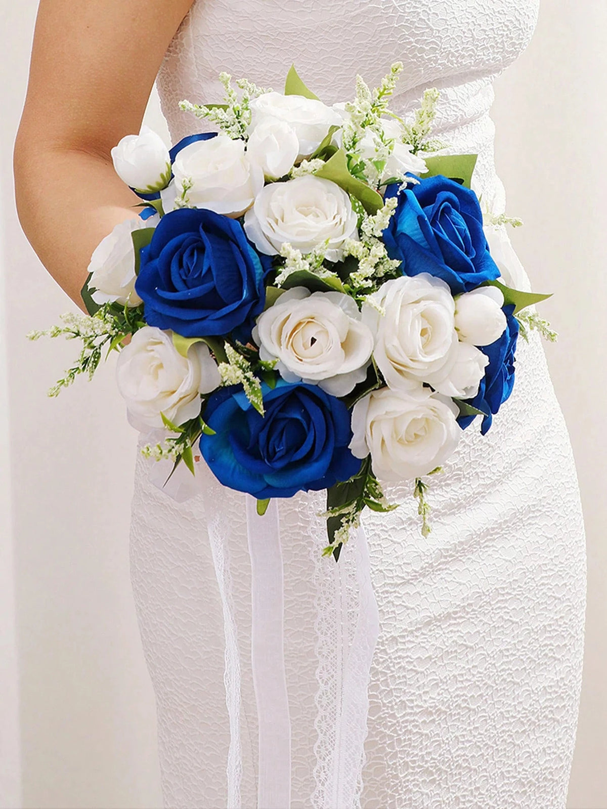 bouquets mariage roses artificielles bleu blanc vert romantique fleurs veloutées feuilles ruban satin blanc