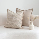 housse coussin géométrique polyester contemporain beige clair décor maison scandinave fixations invisibles carreaux