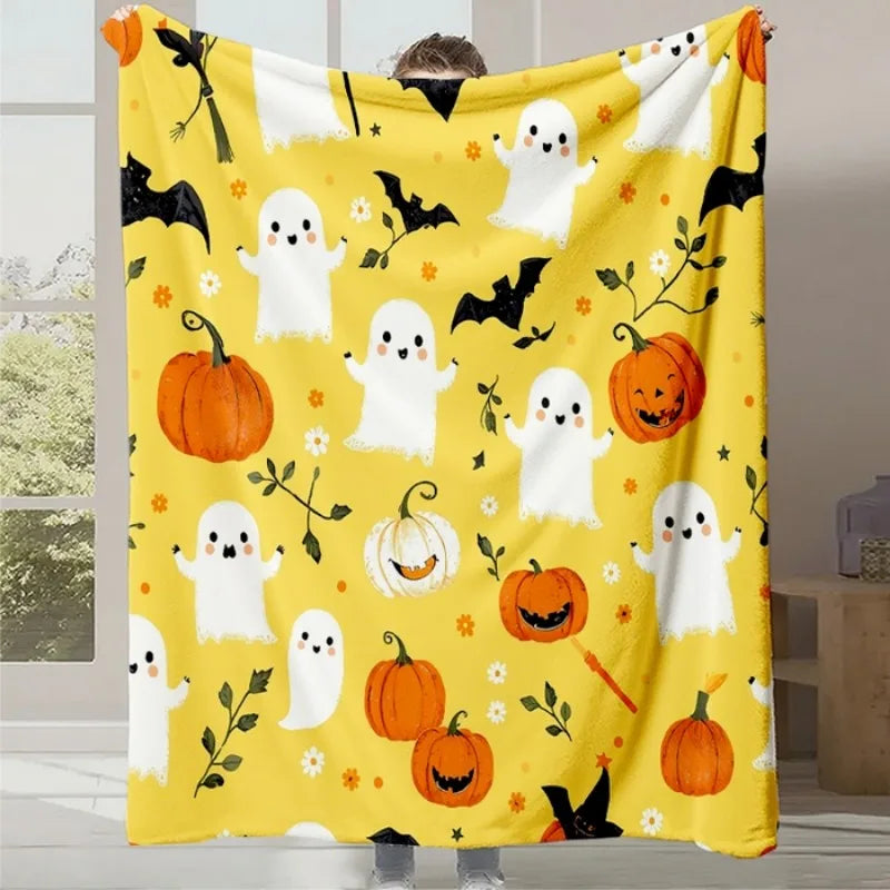 Couverture douce avec motifs d'halloween mignons, comprenant des fantômes souriants, des citrouilles d'automne et des chauves-souris sur fond jaune.