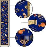Éléments symboliques liés à la célébration juive, tels que la ménorah, le rouleau de Torah et le symbole de l'étoile de David, sur un fond bleu profond avec des ornements dorés.