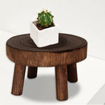 Tabouret rond en bois jaune avec pot de fleurs sur un balcon