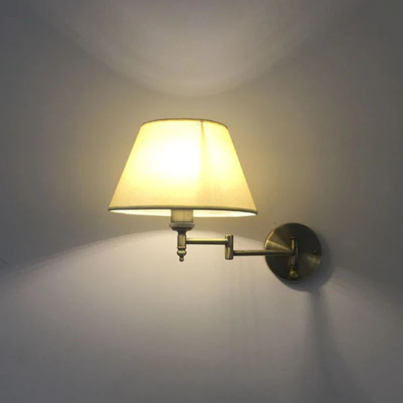 Applique murale LED éclairant un tableau