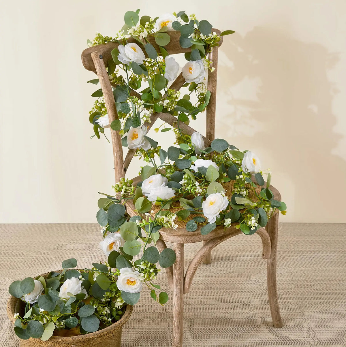 guirlande eucalyptus roses blanches fleurs decoration table mariage anniversaire exterieur vert blanc