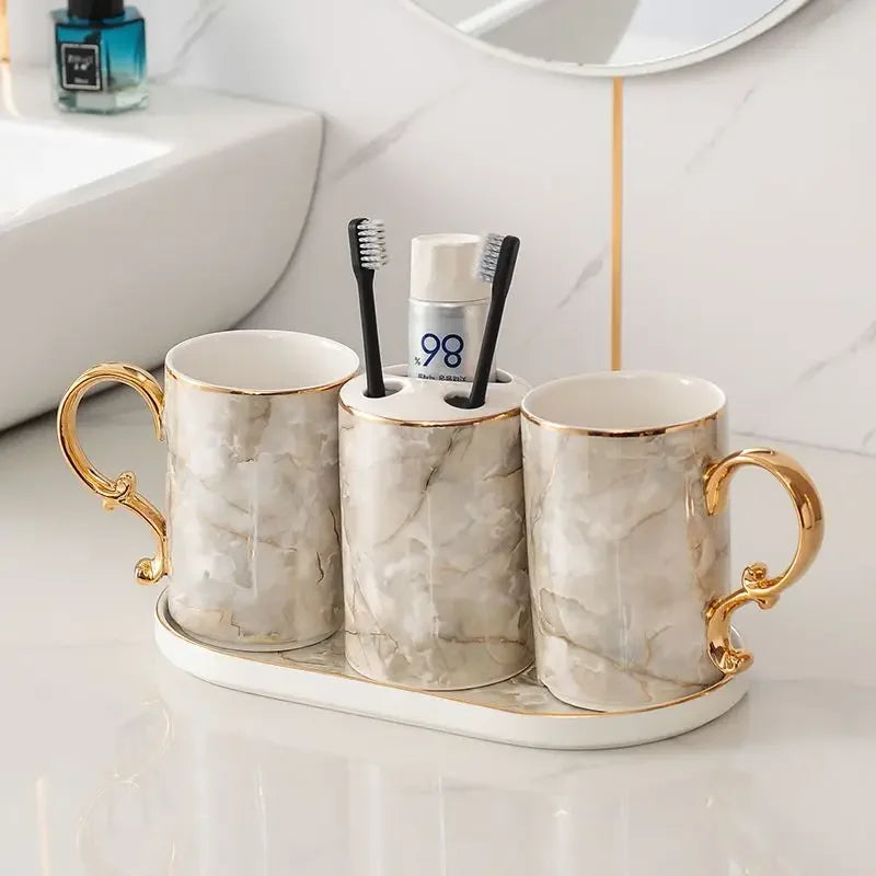 ensemble vaisselle salle bain marbre blanc gris or classique tasses poignées dorées porte brosse